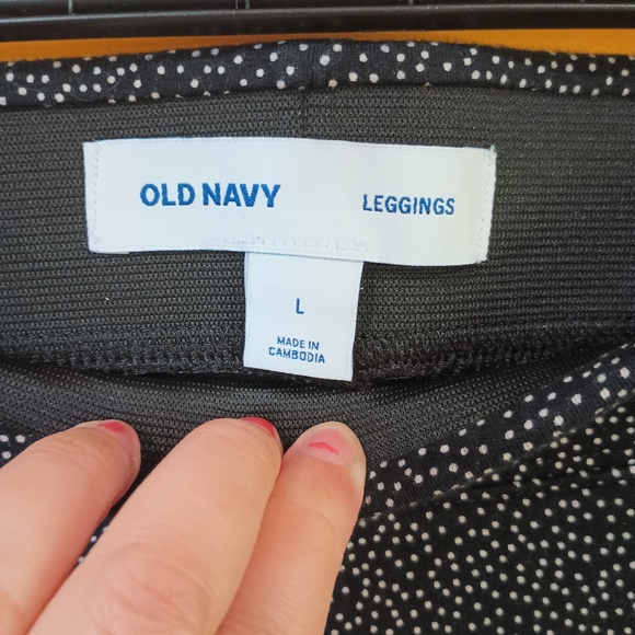 Old Navy Black and White Dotted Cropped Leggings Size L - Picture 8 of 8